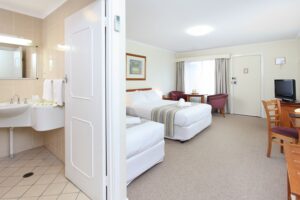 Queen room with ensuite at The Henry Parkes Motel Tenterfield