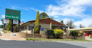 Street view of the Settlers Motor Inn, Tenterfield
